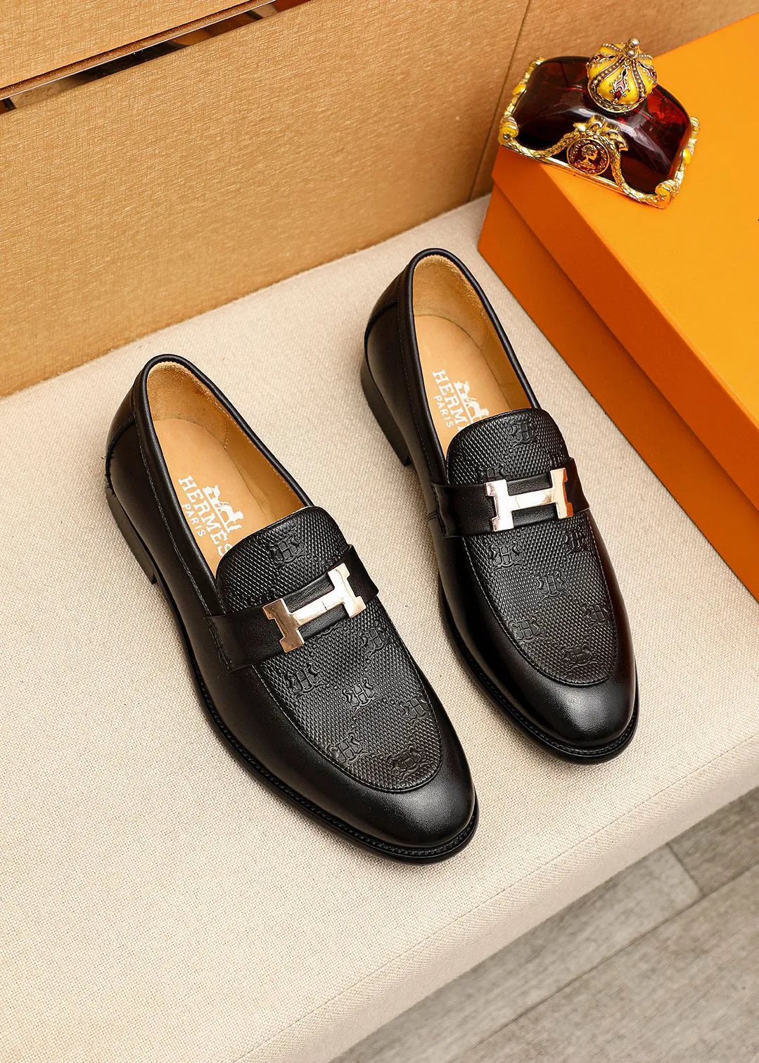 Men's shoes 💰442 💐 Product trademark: HERMES "Hermès" casual leather shoes Regular size: 38-44 (45🉑️customized) Product materials: Selected imported first-layer calfskin embroidered upper + luxury hardware buckle, imported water-dyed 🐂 cowhide lining. Strong three-dimensional visual effect, combined outsole Color: 1⃣️color optional
